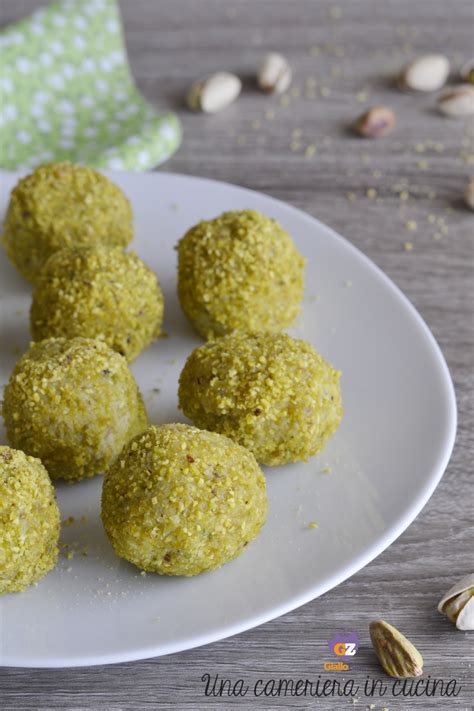 Tartufi Di Ricotta E Pistacchi Senza Burro Una Cameriera In Cucina