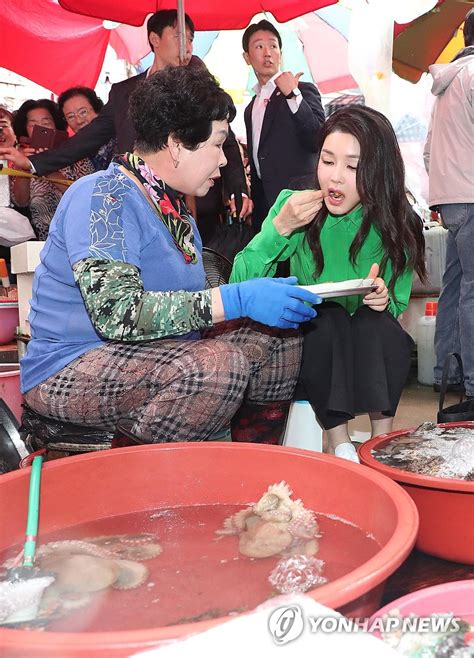 부산 기장시장서 성게 맛보는 김건희 여사 연합뉴스