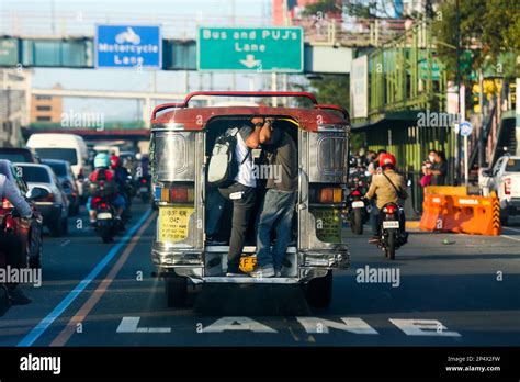 Quezon City Philippines 6th Mars 2023 Un Jeepney Plein De Passagers