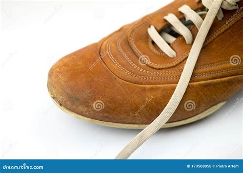 Calzado De Cuero Masculino Con Cordones Blancos Colocados Sobre Un