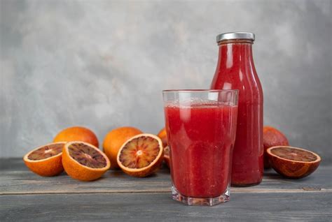 Garrafa De Suco De Laranja De Sangue Frutas Cortadas Ao Meio Na