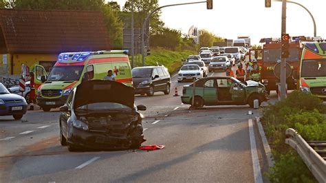 Vier Verletzte Bei Schwerem Unfall Auf B