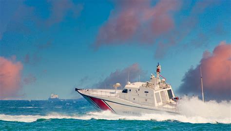 Catamarano Si Capovolge Nel Garda Naufraghi Salvati Dalla Guardia