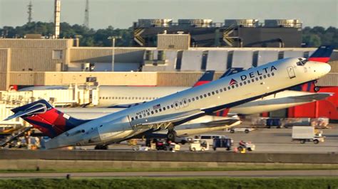 Delta Airlines Bd N At Takeoff At Atlanta Hartsfield Jackson