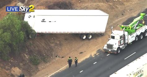 Crash Pushes Big Rig Up A Hill Off The 60 Freeway In Diamond Bar Cbs Los Angeles