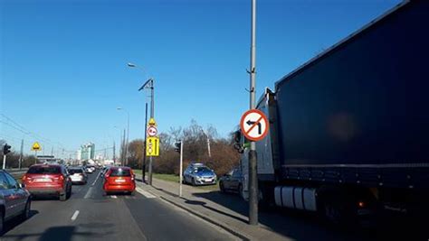 Wielkie korki na Rondzie Rataje w Poznaniu Powód kolizja i remont