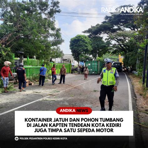 Akibat Kontainer Jatuh Satu Pohon Tumbang Timpa Sepeda Motor Di Kota