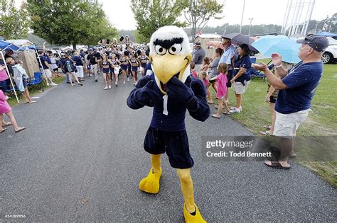 Georgia Southern mascot Gus the Eagle leads cheerleaders and players ...