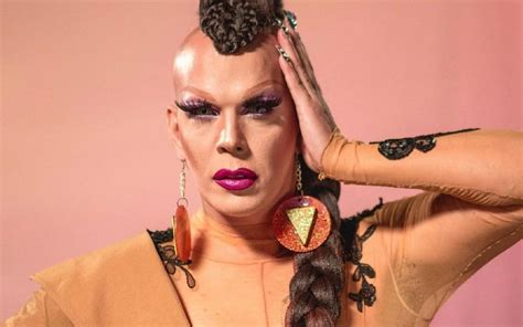 Em Emmy trans indicada drag queen faz história no tapete vermelho