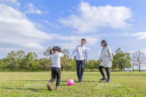 青空の公園でボール遊びをする夫婦 家族妊娠親子愛 幸せイメージ 写真素材 5801362 フォトライブラリー