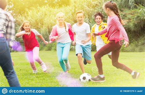 Enfants Qui Jouaient Au Football Dans Le Parc Image Stock Image Du