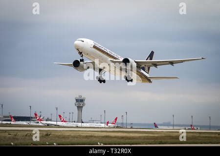 Singapore Airlines Boeing 777 212 ER 9V SVL Flight SQ351 Takes Off