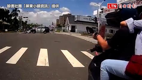 驚險！屏東機車紅燈左轉遭警車撞上 女騎士倒地幸僅輕傷 臉書社團「屏東小鎮資訊」提供 ─影片 Dailymotion