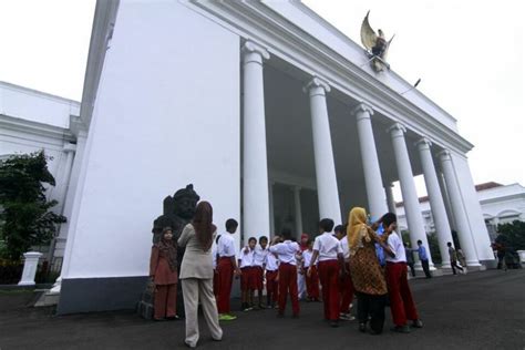 tiap   wisatawan kunjungi istana bogor