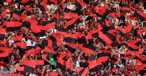 Mosaico D Bal Es Bandeiras E Fuma A Veja A Festa Da Torcida Do