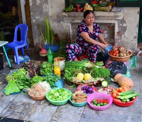 Se Ora Que Vende La Fruta De Su Barco En El Mercado Flotante