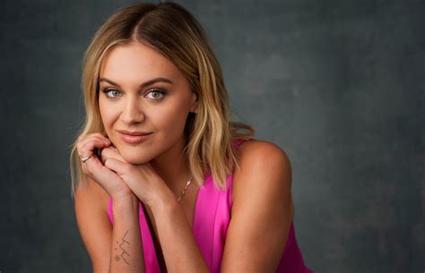 Kelsea Ballerini Applauds Kelly Clarksons Response To Fans Throwing