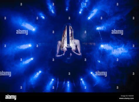 Les cauchemars les rêves et les fantasmes Une jeune femme fille blonde nu entouré par un