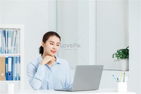 사무실에서 일하는 젊은 비즈니스 우먼 사진 무료 다운로드 Lovepik