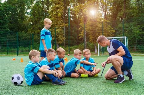 Un Jeune Entraîneur Enseigne Aux Petits Enfants La Stratégie De Jouer