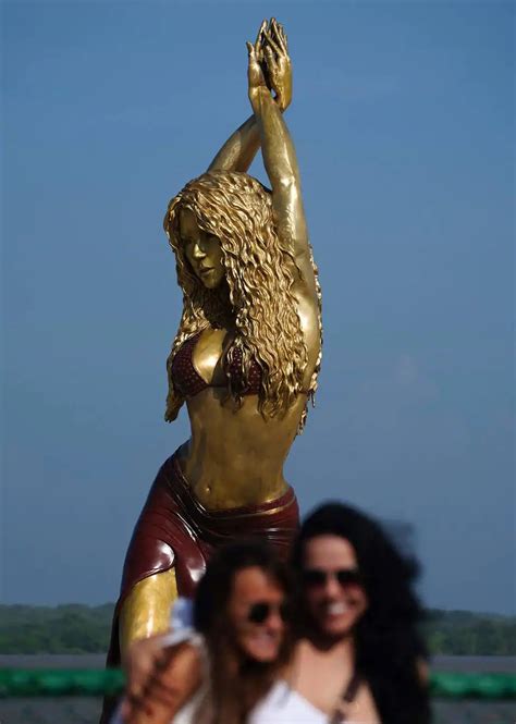 Shakira Estrena Estatua Gigante En Barranquilla Las Provincias