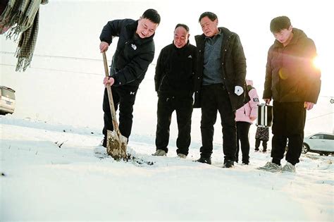 汝州市农技人员踏雪调查指导小麦田间管理农业土壤测量