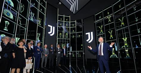 Juve Ferrero Presenta La Nuova Sala Dei Trofei Speriamo Possa