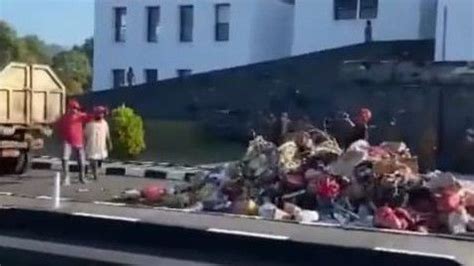 Petugas Kebersihan Buang Ton Sampah Di Kantor Bupati Seram Bagian