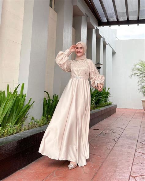 10 Inspirasi Gaun Dan Gamis Kombinasi Satin Brokat