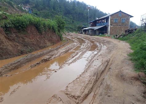 सुदुरपश्चिमका ग्रामीण सडक अवरुद्ध हुँदा आवतजावतमा समस्या