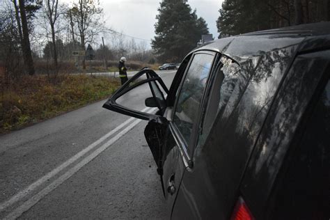 Zimnodół Kobieta straciła panowanie nad pojazdem i uderzyła w drzewo