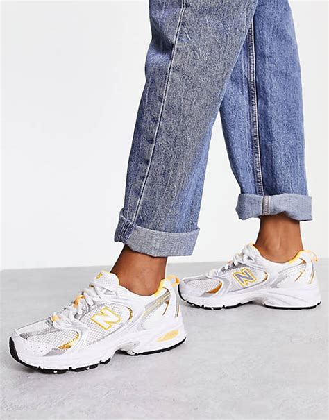 New Balance 530 Sneakers In Wit En Goud Asos