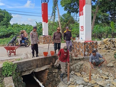 Ikut Gotong Royong Bersama Warga Personil Polsek Muara Jawa