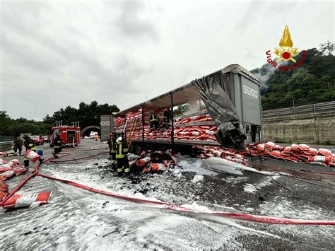 Incendio Tir Pieno Di Carbonella In Autostrada Nuove Code Foto