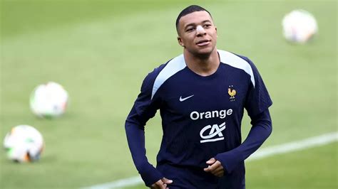 Frankreich EM 2024 Kylian Mbappé trainiert nach Nasenbeinbruch gegen