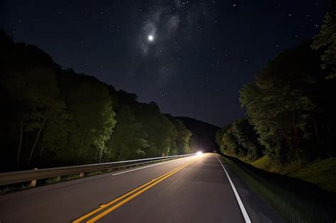 Rodovia cênica à noite a lua e as estrelas brilhando acima criadas