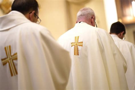 Encuesta De Sacerdotes En Ee Uu Muestra Desconfianza En Obispos