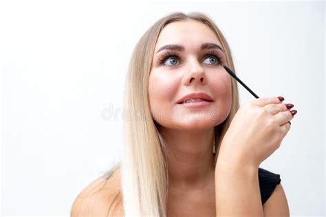 La Belle Femme Blonde Peint Des Cils Beau Visage Féminin Le