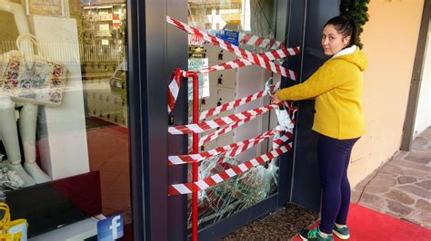 Sfondano La Porta Con Due Tombini E Rubano Le Scarpe