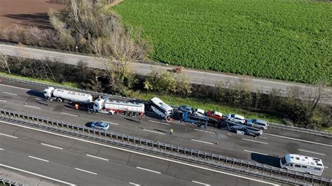 Inferno Sulla Strada 2 Morti Sulla A21 In Un Maxi Tamponamento 16