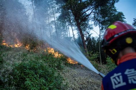 China Lucha Contra Los Incendios Forestales Mientras Persisten Los