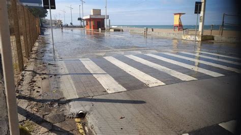 VÍDEO Ressaca atinge Barra Velha e ruas são invadidas pelo mar e areia