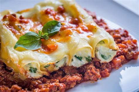 Canelones rellenos de ricotta con salsa boloñesa Foto Premium