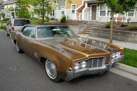 OLD PARKED CARS 1969 Oldsmobile Delta 88 Royale