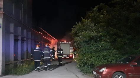 Incendiu la o hală în apropiere de Capitală Pompierii au intervenit