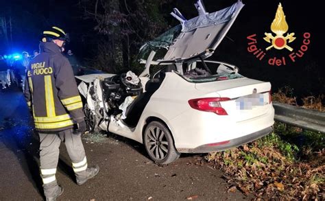 Violento Incidente Stradale Tra Due Auto Quattro Ragazzi Feriti