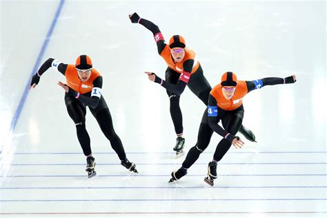 Download Speed Skating In Olympic Winter Games Wallpaper