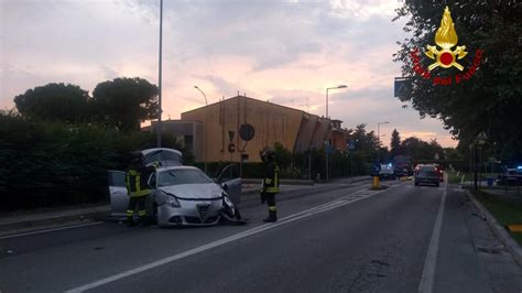 Carambola All Ora Di Cena L Auto Sbatte Sullo Spartitraffico E Va In