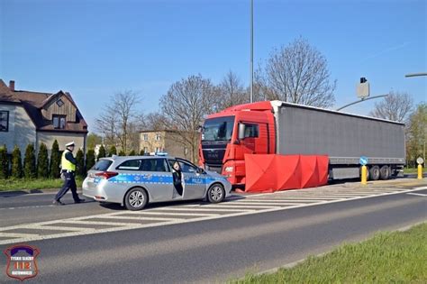 Tragiczny Wypadek W Tychach Na Ul Miko Owskiej Ci Ar Wka Potr Ci A