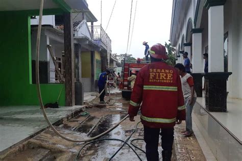 Diduga Depresi Warga Serang Bacok Tokoh Masyarakat Dan Bakar Rumah Sendiri